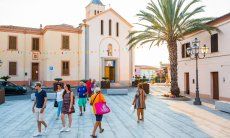 Turisti passeggiando a San Teodoro vicino Olbia