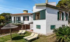 Villa Fernando | Giardino privato con lettini da sole Casa vacanza Villa Fernando, Santa Margherita di Pula, Sud Sardegna