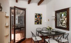 Casa 1 | Tavolo da mangiare nelle cucina e accesso al patio Casa 1 Sant Elmo Sardegna del Sud
