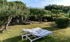 Casa 1 | Lettini per rilassarsi nel giardino privato Casa 1 Sant Elmo Sardegna del Sud