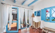 Casa 17 | Salotto con finestra vista mare e porto sulla veranda Casa 17, Sant Elmo, Sud Sardegna