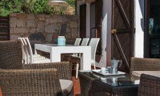 Casa 17 | Divano esterno e tavolo in granito arredano la veranda Casa 17, Sant Elmo, Sud Sardegna