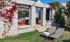 Casa 17 | Giardino con lettini da sole e archi in granito della terrazza Casa 17, Sant Elmo, Sud Sardegna