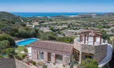 Villa Torretta Chia | Vista aerea della villa con la sua piscina Vista aerea Torretta Chia