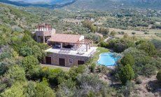 Villa Torretta Chia | Vista aerea della villa con il suo giardino e la sua piscina Vista aerea Torretta Chia