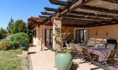 Villa Isabelle | La terrazza coperta permette di vivere l'esterno in pieno Villa Isabelle, Torresalinas