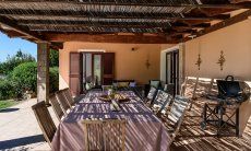 Villa Isabelle | Grande tavolo all'ombra della terrazza per mangiare all'aperto Villa Isabelle, Torresalinas
