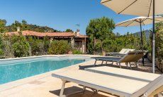 Villa Isabelle | Lettini e ombrello per rilassarsi a bordo della piscina privata Villa Isabelle, Torresalinas