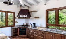 Villa Isabelle | Grande cucina spaziosa con vista giardino, arredata con forno elettrico, fornelli a gas e lavastoviglie Villa Isabelle, Torresalinas