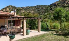 Villa Isabelle | Terrazza coperta con grande tavolo per mangiare all'aperto Villa Isabelle, Torresalinas