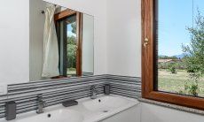 Villa Isabelle | Bagno 2 con due lavandino e vista giardino Villa Isabelle, Torresalinas