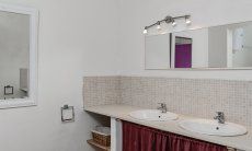 Villa Isabelle | Bagno 1 con due lavandino e molto spazio Villa Isabelle, Torresalinas