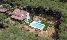 Villa Pola | Una grande proprietà privata circonda la villa con piscina Villa Pola, vista aerea