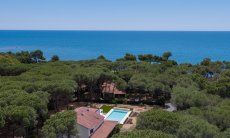 Villa Pola | La villa si trovo in mezzo a un pineto a pochi passi dal mare Villa Pola, vista aerea