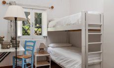 Casa 23 | Camera 2 con letto a castello, scrivania e finestra sul giardino Casa 23, Sant Elmo