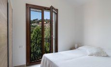Villa del Campo | Camera 2 al primo piano con letto matrimoniale e vista montagna Villa del Campo, Is Molas, Pula