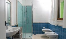 Villa del Campo | Bagno 3 con doccia al pinao interrato Villa del Campo, Is Molas, Pula