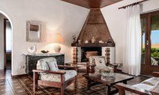 Villa Palme | Zona relax nella sala con divano e camino Sala con camino, Villa Palme, Costa Rei