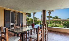 Villa Palme | Terrazza coperta con tavolo per mangiare all'esterno Villa Palme, Costa Rei