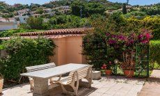 Villa Palme | Tavolo in granito con vista sulla collina di Costa Rei Villa Palme, Costa Rei