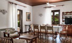 Villa Palme | Tavolo per mangiare con accesso al giardino Villa Palme, Costa Rei