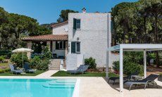 Villa Pola | Spazio intorno alla piscina con lettini per rilassarsi sia al sole che all'ombra Villa Pola, Santa Margherita di Pula