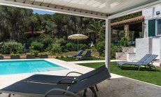 Villa Pola | Gazebo moderno con lettini per rilassarsi dopo il bagno Villa Pola, Santa Margherita di Pula