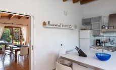 Villa Su Tauloni | Vista dalla cucina sui tavoli per mangiare, sia fuori che dentro Villa Su Tauloni, Is Molas, Sud Sardegna