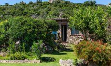 Villa Su Tauloni | Porta dal giardino a una delle camere Villa Su Tauloni, Is Molas, Sud Sardegna