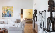 Villa Su Tauloni | La sala è decorata con oggetti etnici da tutto il mondo Villa Su Tauloni, Is Molas, Sud Sardegna