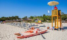 Spiaggia di Orrì con stabilimento balneare con bagnino