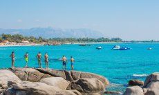 Spiaggia di Orrì con rocce in granito e giochi d'acqua