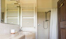 Villa Is Molas Monte | Bagno privato della camera 2 con doccia Bagno con doccia