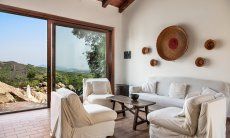 Villa Fiorita | Angolo divano con vista piscina Rappresentazione della villa