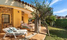 Villa Tiziana 11 | La terrazza coperta arredata con lettini da sole, un salotto esterno e un tavolo per mangiare Rittratto della casa