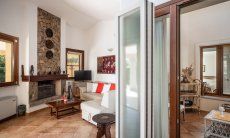 Villa Tiziana 11 | Dall'angolo divano si accede al cortile interno Rittratto della casa