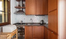 Villa Tiziana 11 | La cucina componibile offre la lavastoviglie, fornelli a gas, forno elettrico e un grande frigo/freezer Rittratto della casa