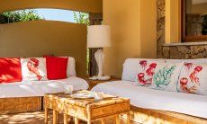 Villa Tiziana 11 | I cuscini con motivi mediterrani e i dettagli di arredo come la lampada in porcellana fanno sentire in vacanza Rittratto della casa