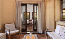 Villa Tiziana 11 | Il cortile coperto è arredato con divano e tavolo e diventa un'altro spazio di ozio e relax Rittratto della casa