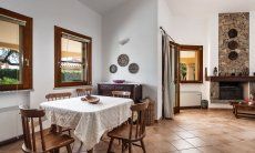 Villa Tiziana 11 | La grande sala è arredato con un tavolo rustico per mangiare Rittratto della casa