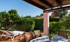 Villa Roberta | Vista della terrazza sul verde del giardino Profilo della casa, giardino e terrazza