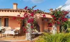 L'esterno della casa con terrazza e giardino