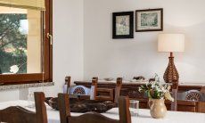 Villa Gioconda 21 | Zona pranzo con grande finestra al giardino Interno della casa