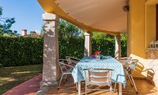 Villa Sandra | Loggiato e giardino per stare all'area aperta Casa