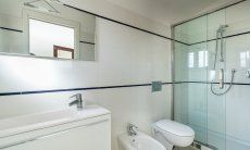 Villa Sandra | Bagno privato della camera 3 con doccia Casa