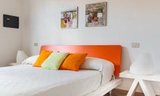 Villa Sandra | Camera 1 con letto matrimoniale e bagno, si accede direttamente dalla scala esterna Casa