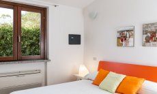 Villa Sandra | Camera 1 con letto matrimoniale e vista giardino Casa