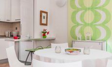 Villa Sandra | Tavolo da pranzo rotondo a fianco alla cucina Casa