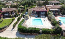 Villa Maestrale | Vista della casa con piscina privata, parcheggi e terrazze Villa Maestrale, Cala Ginepro, Nord Sardegna