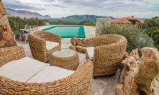 Villa Maestrale | Divano esterno per rilassarsi e godersi la vista Villa Maestrale, Cala Ginepro, Olbia